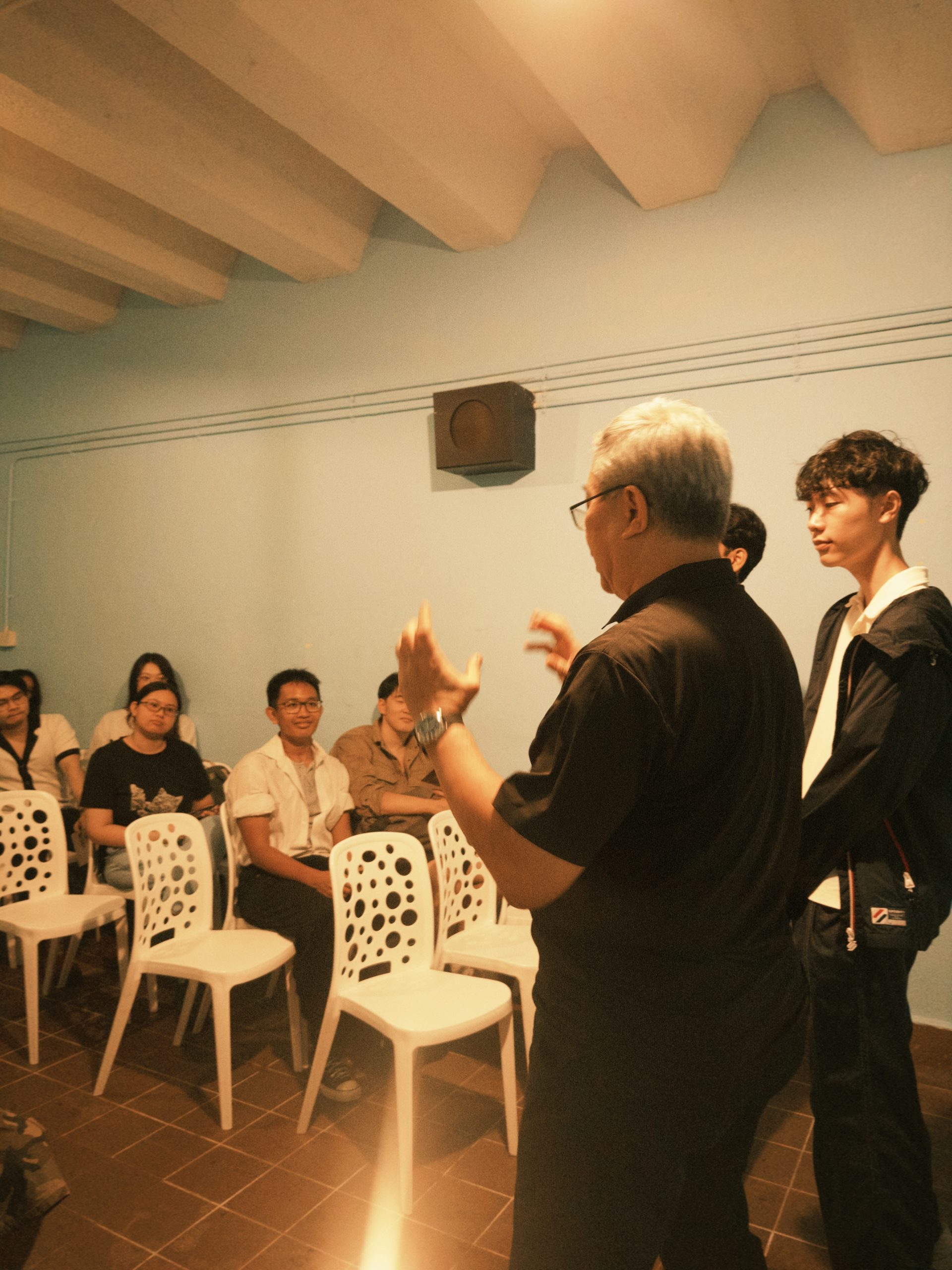 A Battlebox guide introduces the BunkerProof programme to participants.