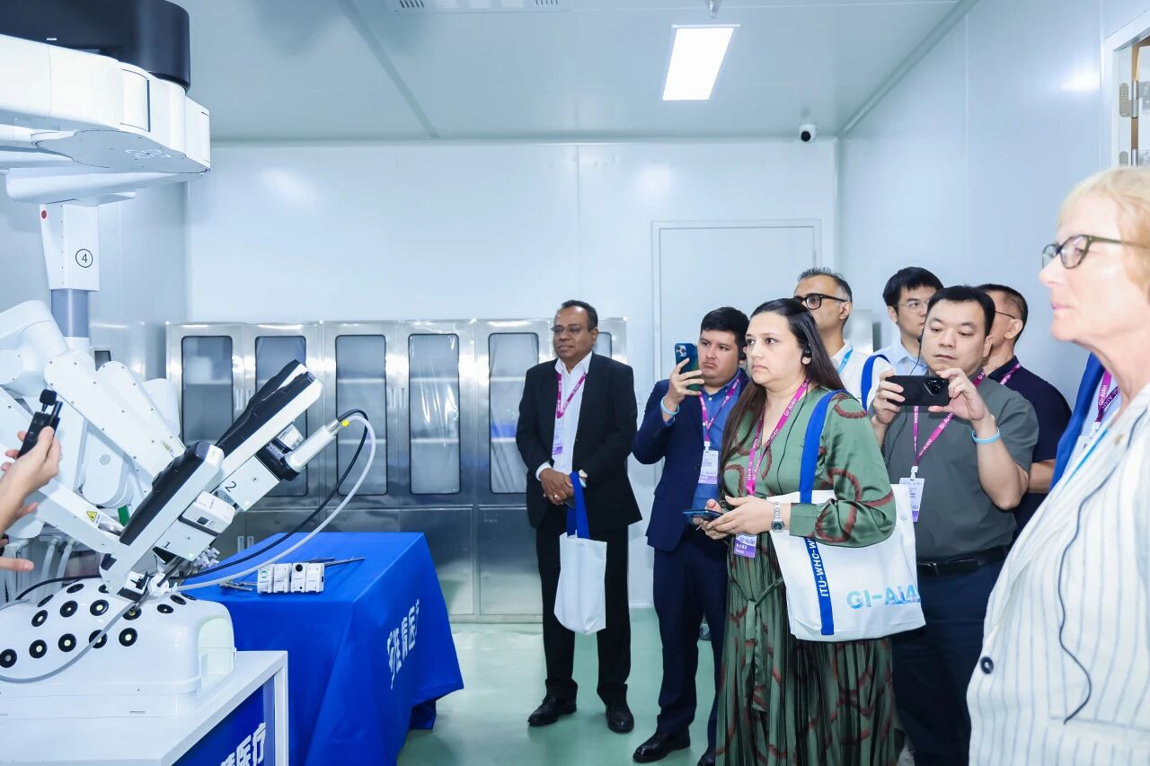 Live demonstration of an advanced robotic surgical system during the GI-AI4H technical tour.