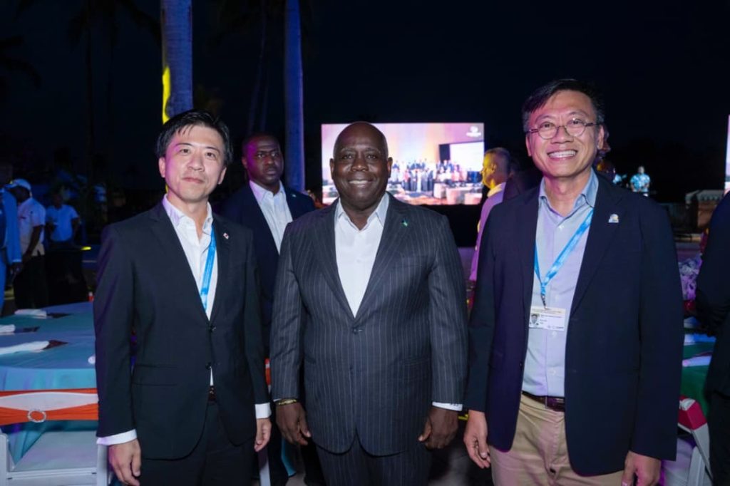 Prime Minister of The Bahamas Philip Davis with Dr. Eng Han Tan and delegation members at WTPF-26 Nassau